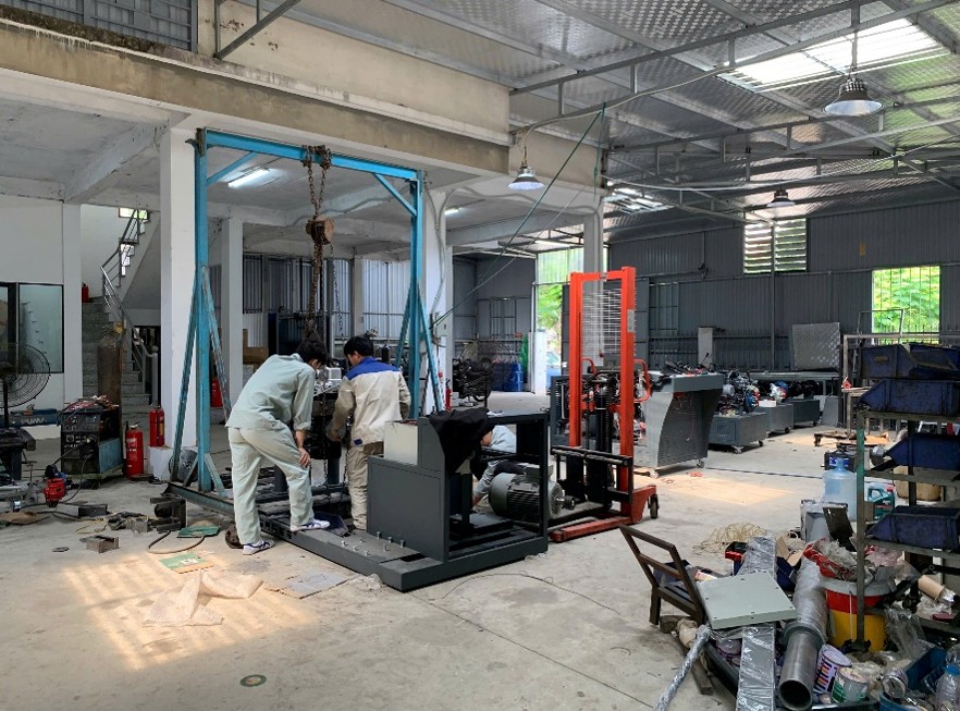 Đội ngũ kỹ thuật Vitechs trong xưởng sản xuất